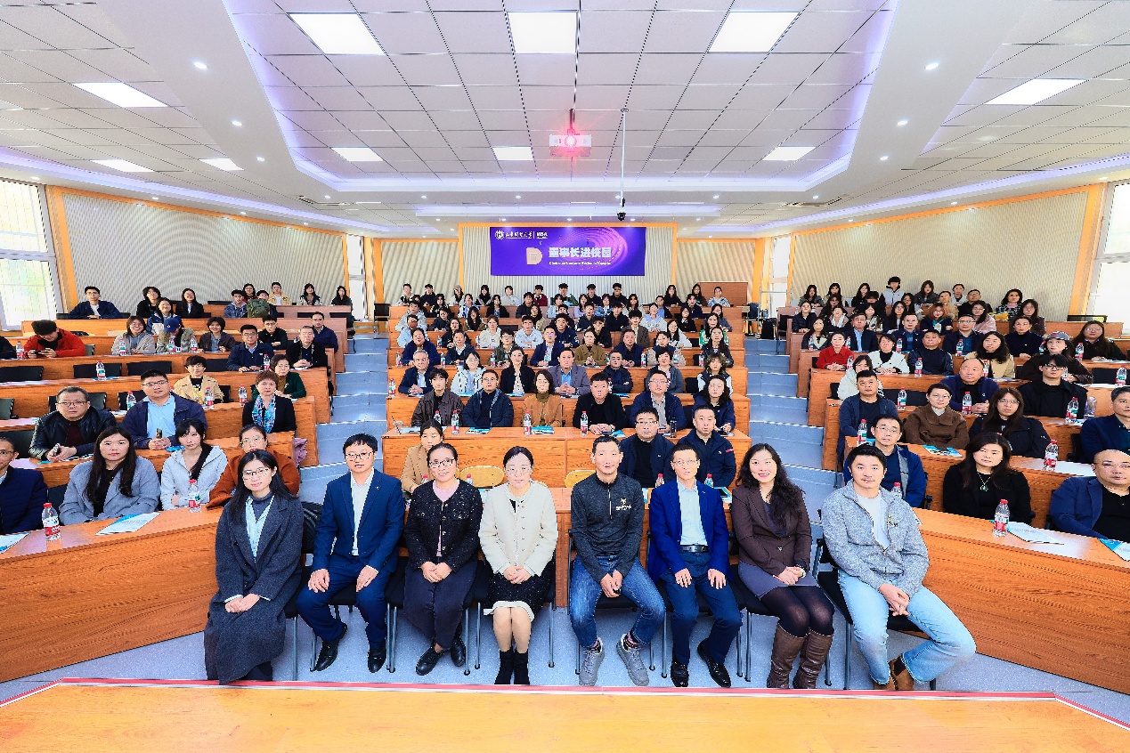 人们在看台上的人和观众低可信度描述已自动生成